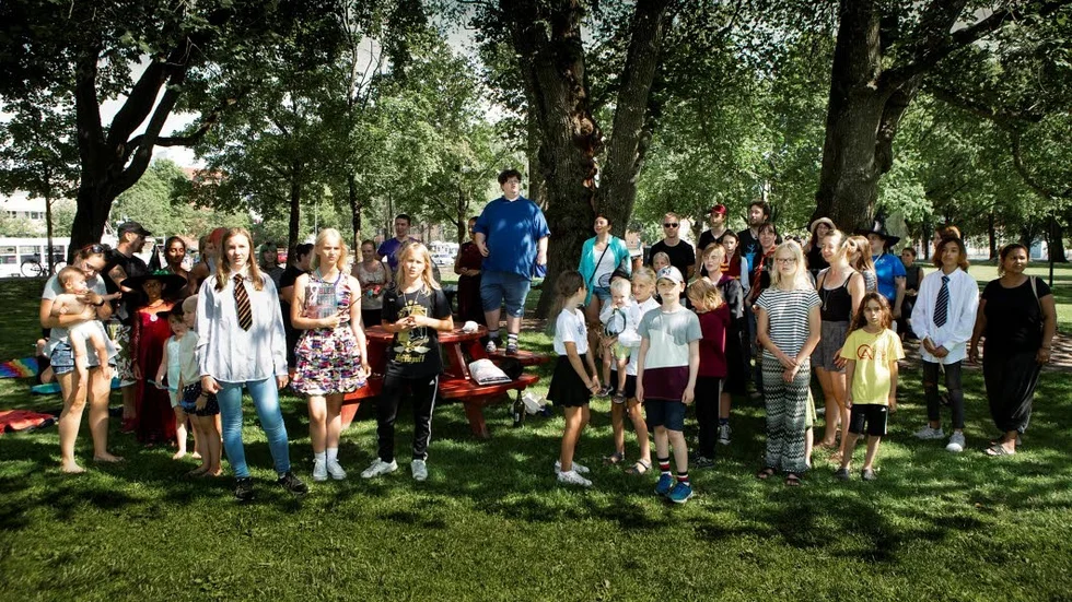 Ett gäng fans hade samlats i Stadsparken för att fira Harry Potters födelsedag.