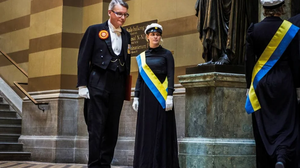 Högtidsdräkt - frack med vit fluga och svart väst för män och hellång klänning för kvinnor är obligatoriskt. I Uppsala är det inte obligatoriskt med svart klänning och om man väljer att bära national-/folkdräkt skall denna vara i högtidsutformning.