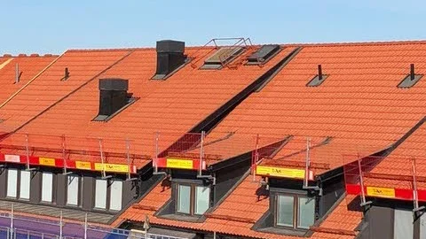 När nu nytt tak läggs håller sig kajorna borta.