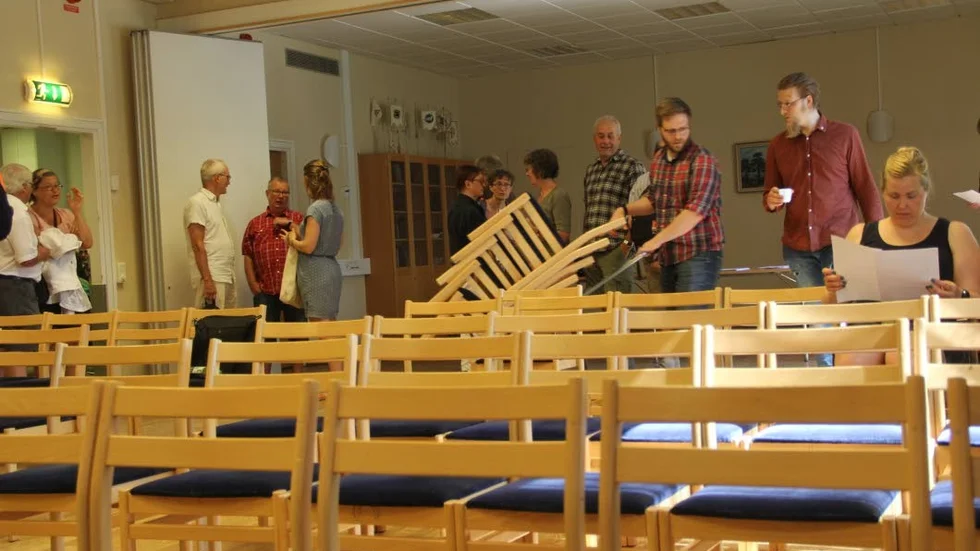 Drabantens konferenssal görs klar för de 24 ombud från länet som röstade om Emma Wallrups framtid.