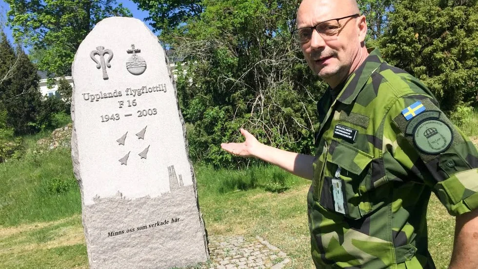 Mats Gyllander kommunikationschef på Uppsala garnison visar gravstenen över F 16 och Upplands flygflottilj.