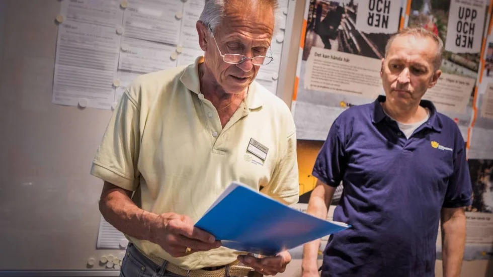 Åke Eriksson och Tony Bergsten från Civilförsvarsförbundet går igenom en lista på vad som sker i samhället under en kris.