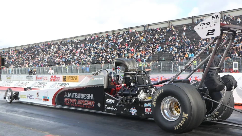 Vinnaren i Top Methanol Dragster, Dennis Haberman från Tyskland, med välfyllda läktare i bakgrunden.