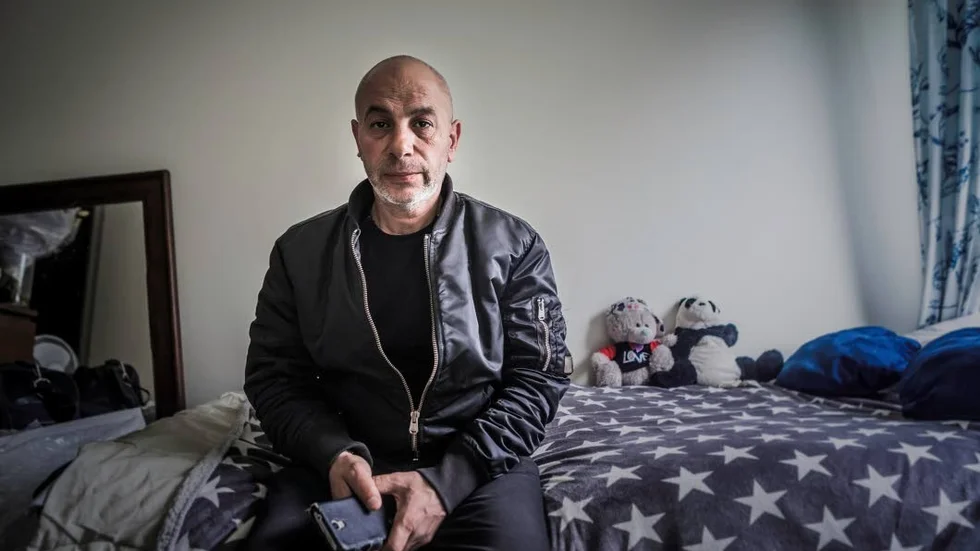 Yaser, pappa till 17-åringen som knivhöggs till döds, sitter på sonens säng och berättar om sorgen. Från sovrumsfönstret går det att se till Kvarngärdesskolan, platsen där sonen knivdödades.