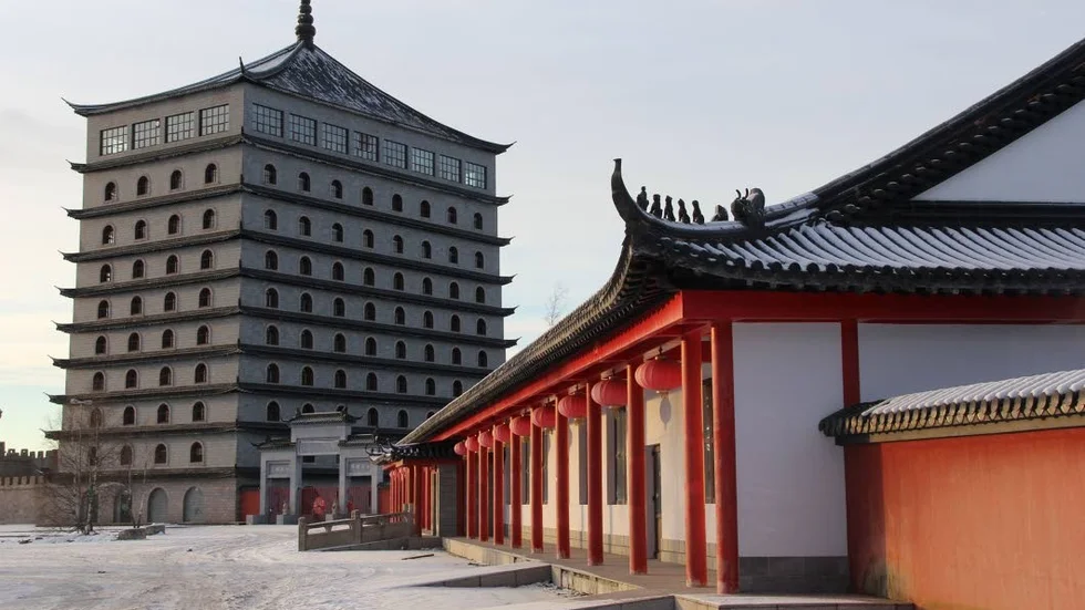 Dragon Gate består av flera olika delar som hotell, resstaurang, affärer och museum.