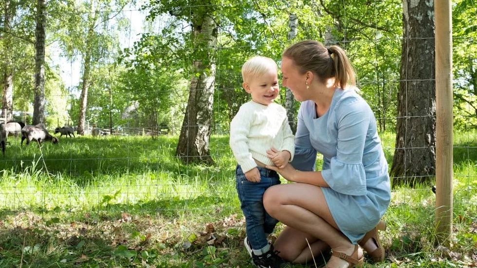 William Melin 2 år, och mamma Josefina Svensson.