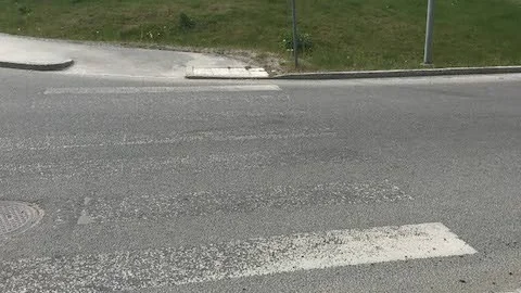 Ett övergångsställe vid Slädvägen/Gottsunda Allé i Uppsala. Foto: Läsarbild.