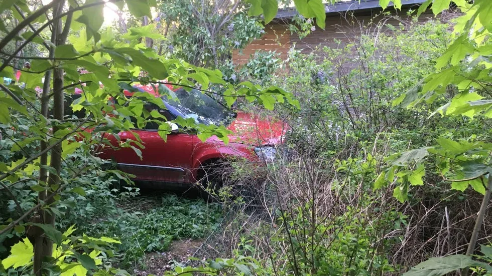 Bilen inne på tomten innan den bärgades på måndagskvällen.