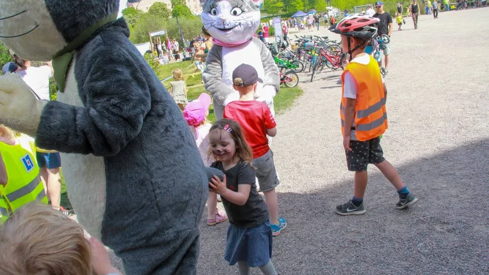 Matilda Lejonlid kunde inte få nog av Pelle och Maja under cykeldagen i Botan. Till och med den legendariska svansstumpen fick en kram.