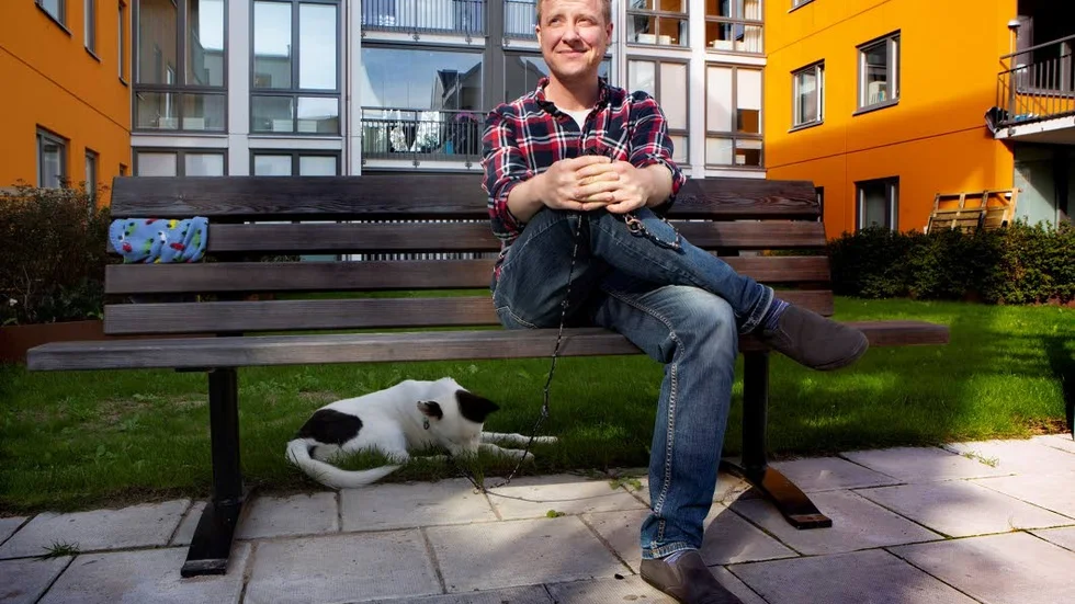 Warren Kunce är transperson och har känt sig utanför samhället periodvis i sitt liv. Nu är han nybliven doktor i biologi och så glad över det liv han lever ihop med dottern, Zoë och hunden Pichu.
