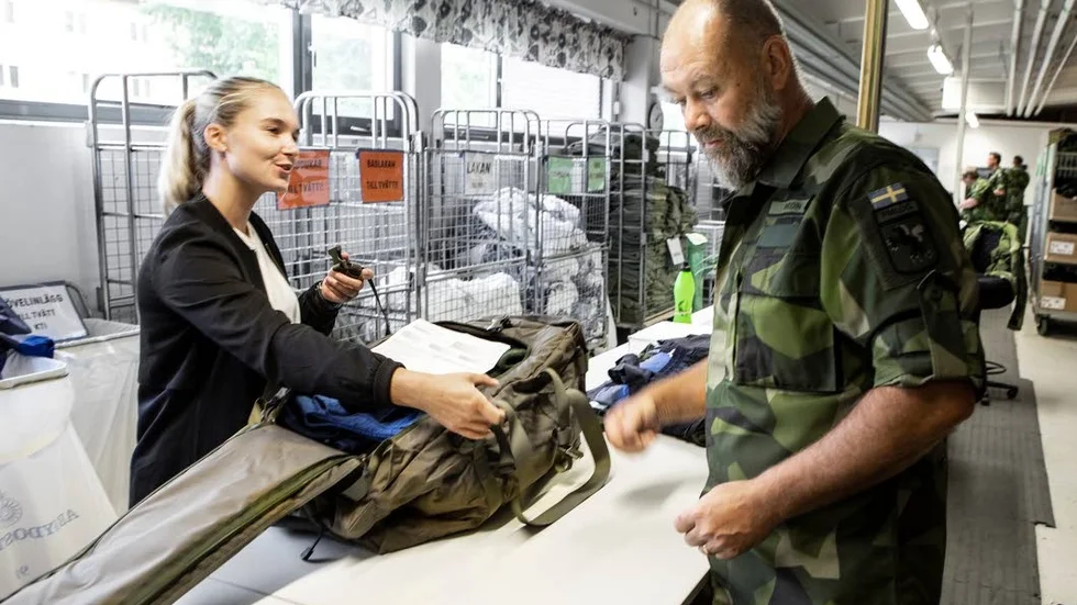 Desirée Kolmodin Palm får sin utrustning av Håkan Widén.