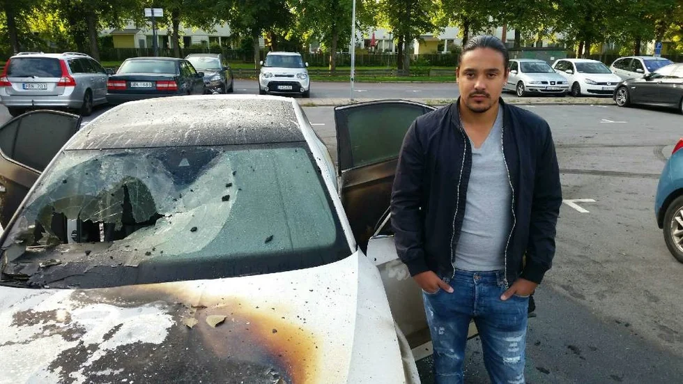 Rafael Myntti köpte sin bil för bara tre månader sedan. Då var den nästan ny. Nu är den totalt förstörd. "Varför kan de inte låta andras saker vara ifred?", undrar han. Foto: Staffan Wolters