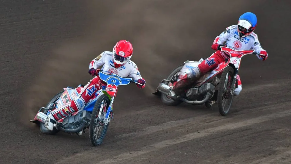 Robert Lambert blev kvällens förare. Här vinner sitt första heat mot Lejonen, följd av Jacob Thorssell. Totalt blev det 11+2 poäng för den unge britten. Nu är Rospiggarna klart för semifinal.