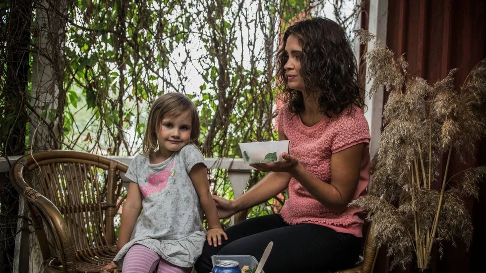 Gabriella Lange, 34 år, från Storvreta, en av modellerna, äter lunch med sin dotter Julia, 4 år. Både Julia och hennes storebror Albin var också modeller under onsdagen.