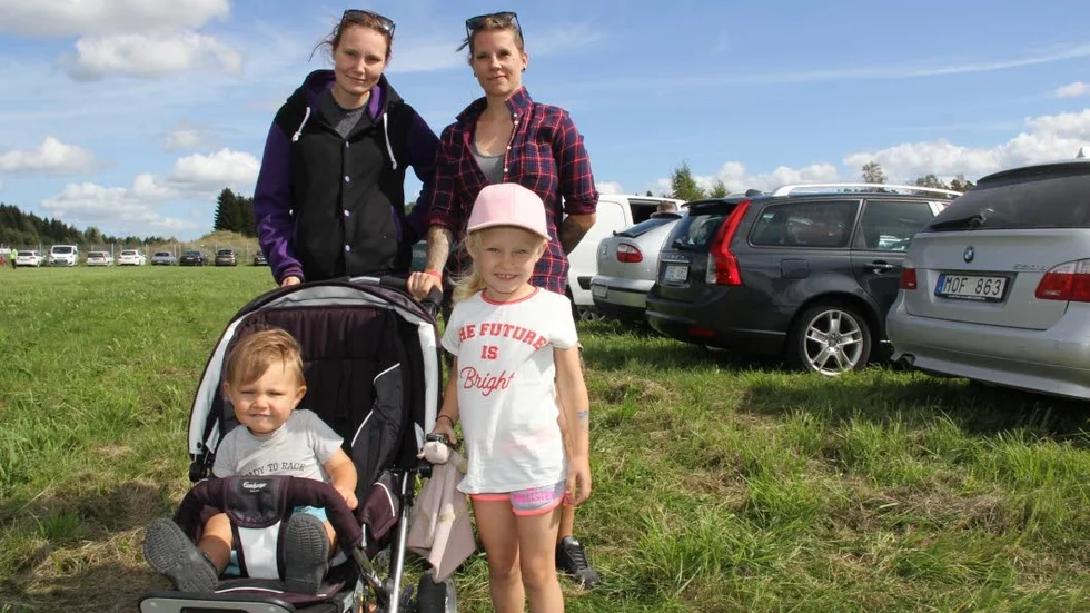 Caroline Lifvendahl, med 1,5 årige sonen Alvin, kom till Lundafältet med släktingarna Anna Lifvendahl  och Maja Lifvendahl, 4 år. Maja Lifvendahl såg fram emot att se både pappas vita lastbil, raggarbilar och racerbilar.