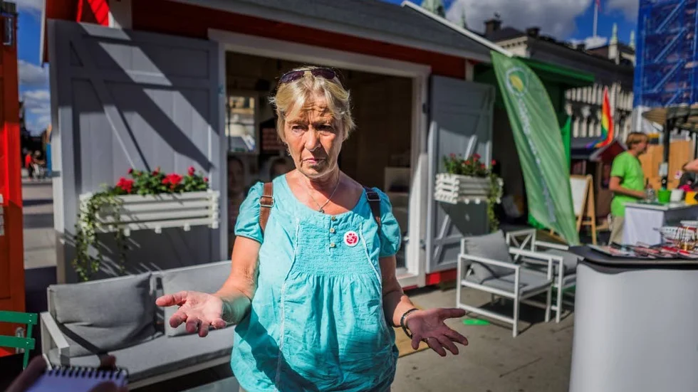 Agneta Boström (S) tycker att stämningen bland valstugorna på Stora torget varit god hittills.
