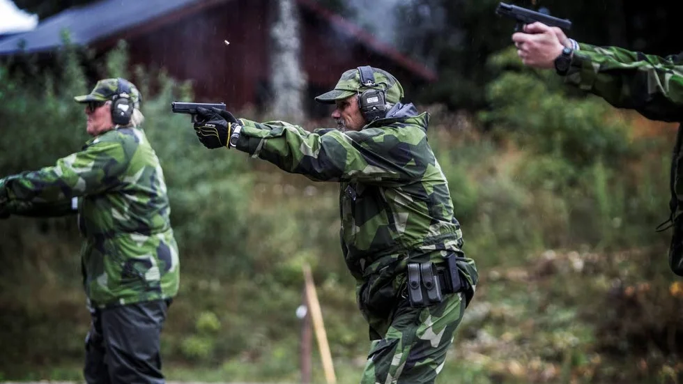 Danny Fröberg, specialist hundförare, håller på att tömma magasinet i  de tre måltavlorna.