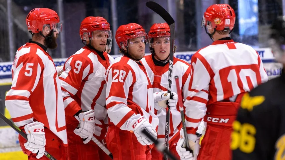 Tony Mårtensson, tvåa från vänster, gjorde Almtunas enda mål borta mot Västerås i en match Uppsalalaget vill glömma.