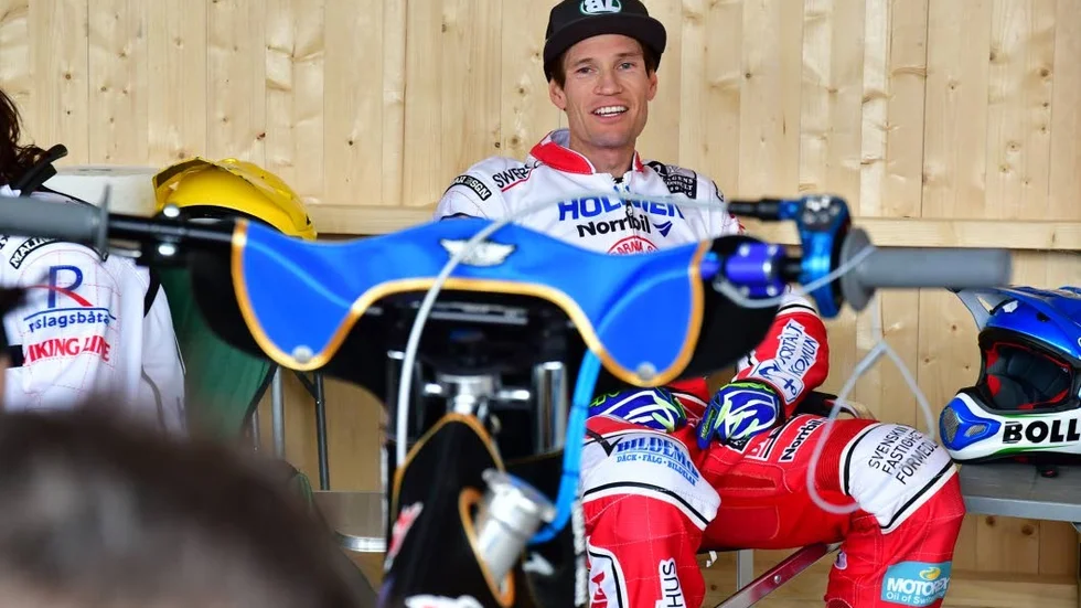 Jason Doyle blev poängbäst i Rospiggarnas seriepremiär mot Lejonen på bortaplan. Det blev en oväntat komfortabel seger för Rospiggarna.