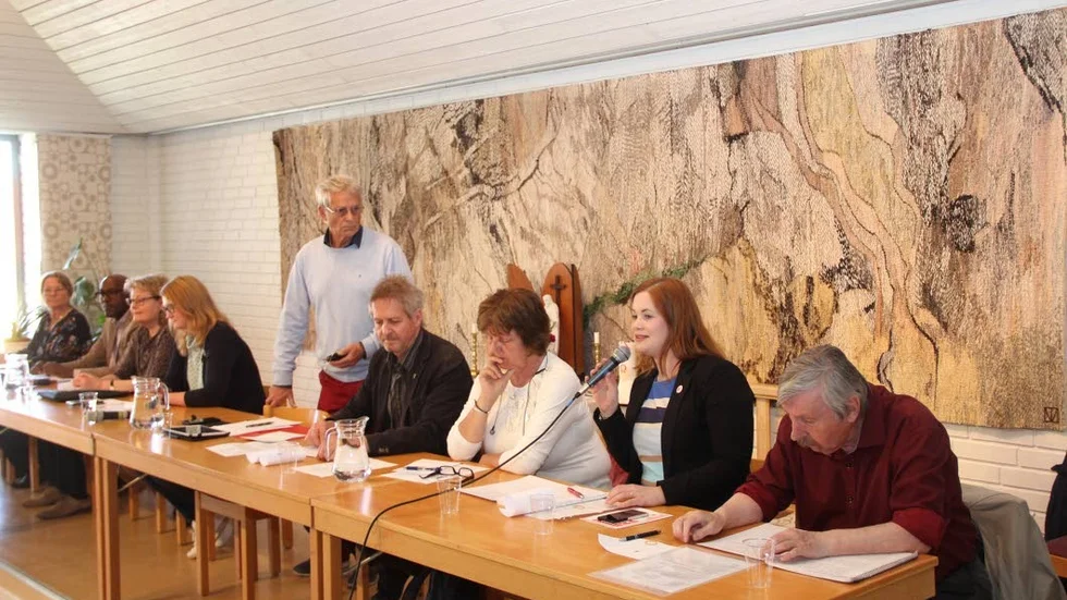 Samtliga poltiska partier som sitter i kommunfullmäktige i Tierps kommun deltog i debatten, från vänster; Åsa Sikberg (M), Alfred Mujambere (Lib), Gunilla Wisell (KD), Sara Sjödal (C), moderatorn Åke Swahn (PRO), Kenneth Gunnarsson (MP), Eva Essim (V), Viktoria Söderling (S) och Bengt Andersson (SD).