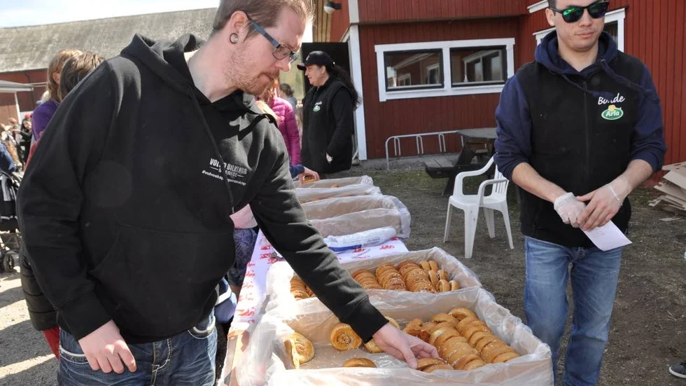 Jamez Lärnvåg, som tar sig en kanelbulle, har åkt med familjen ända från Upplands Väsby för att se kosläppet.