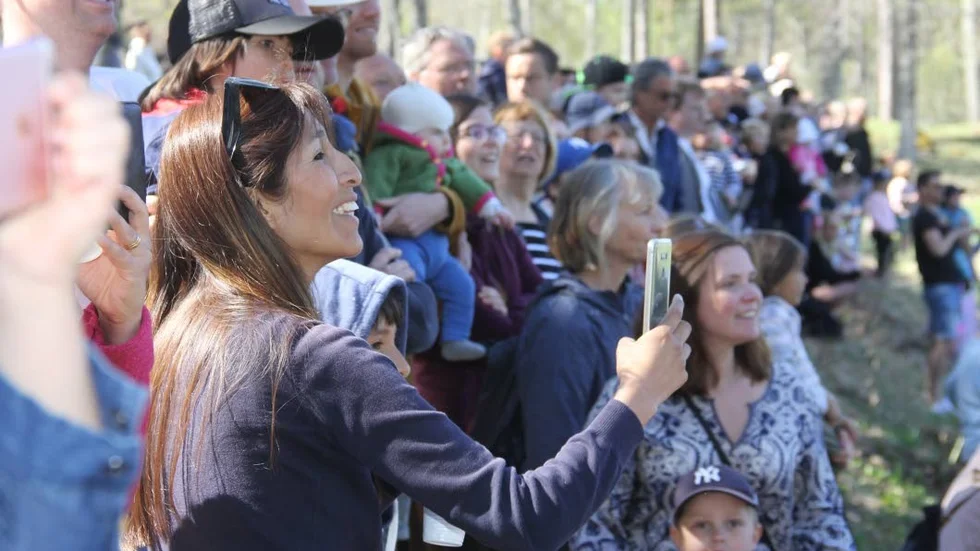 Publiken trivdes och förevigade kosläppet.