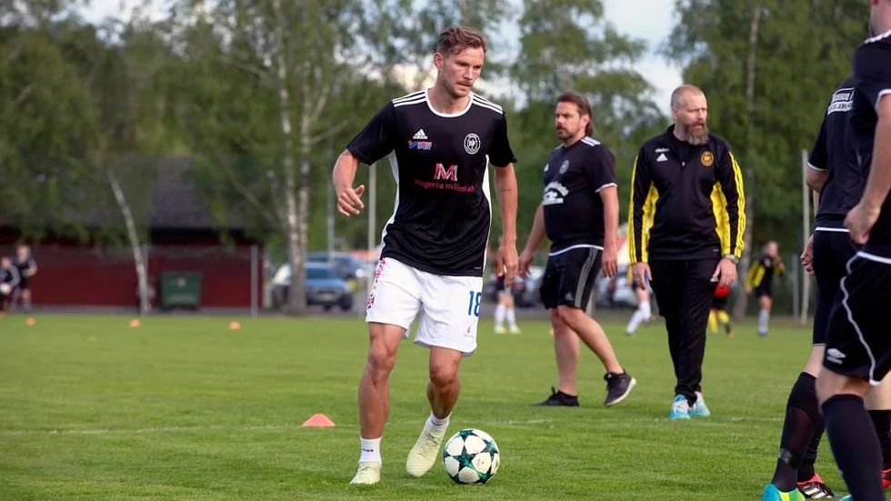 Robert Åhman Persson tränade i Belenenses-shorts och Bälinge-tröja.