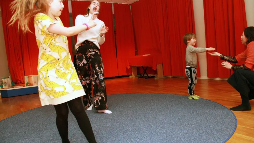 Hur dansar man en fest? Sophia Färlin-Månsson dansar tillsammans med barnen det de nyss läst i boken.