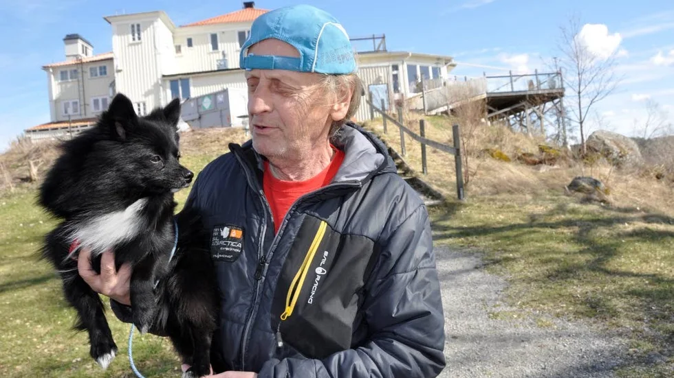Bo Ohlsson tycker det är viktigt att Skaris har en fungerande restaurang och gärna ett kafé. Han tar en promenad med hunden Blacky Boo.