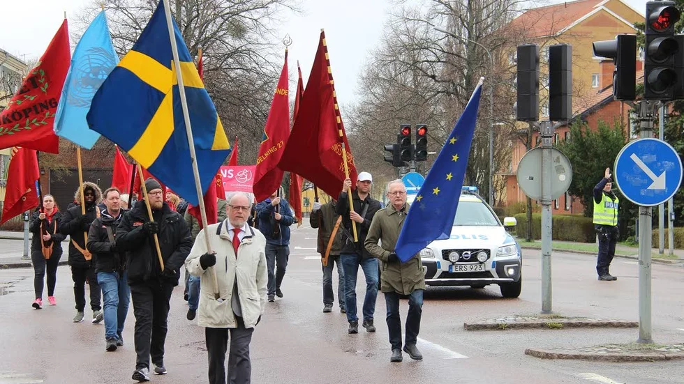 Socialdemokraternas förstamajtåg övervakades av polisen vid marschen i trafiken på Fjärdhundragatan.