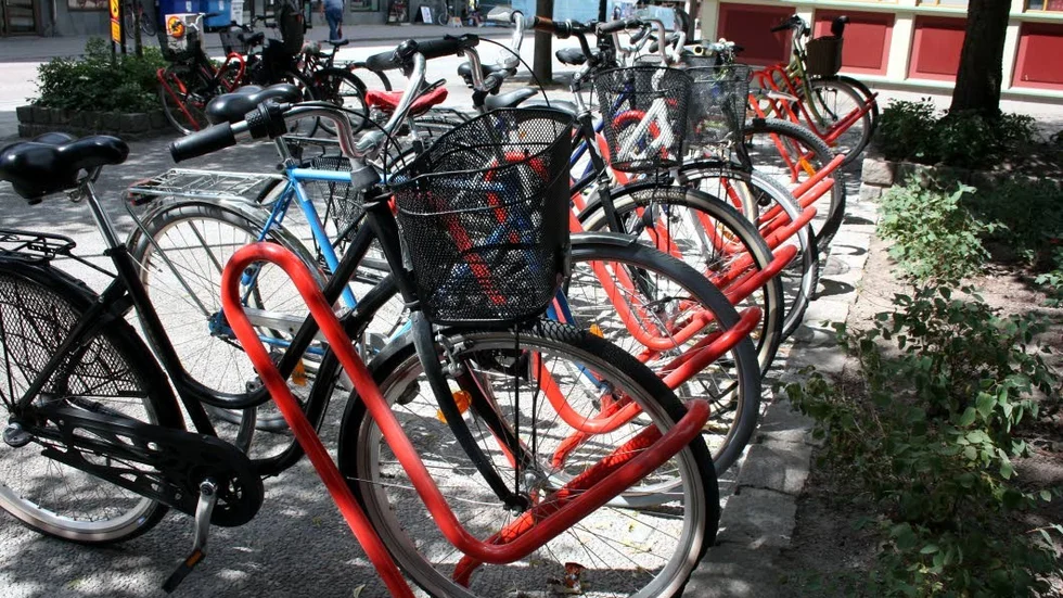 Nya cykelställ där man kan låsa fast ramen och hjulet.
