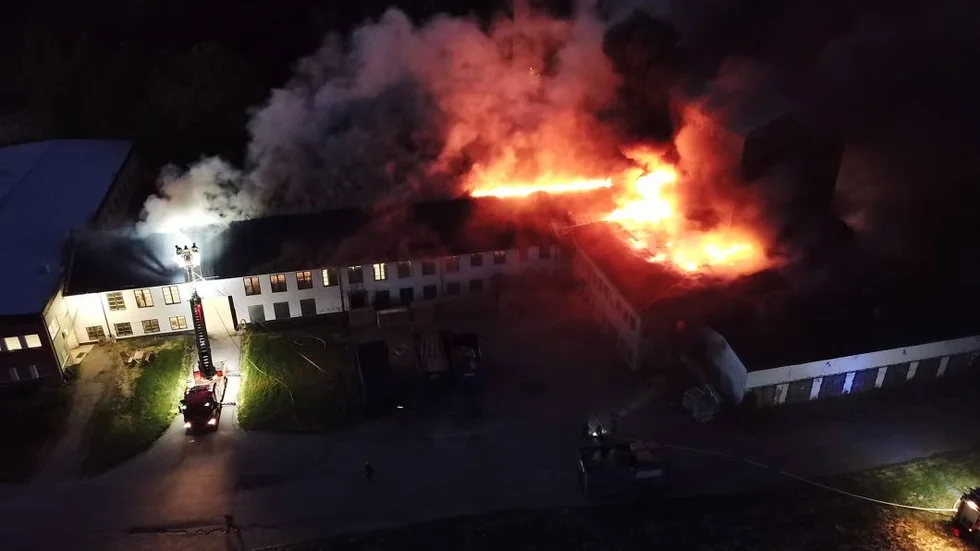"Vår initiala bedömning är att elden inte startade av sig själv", säger Linda Wideberg, presstalesperson vid polisregion Mitt.