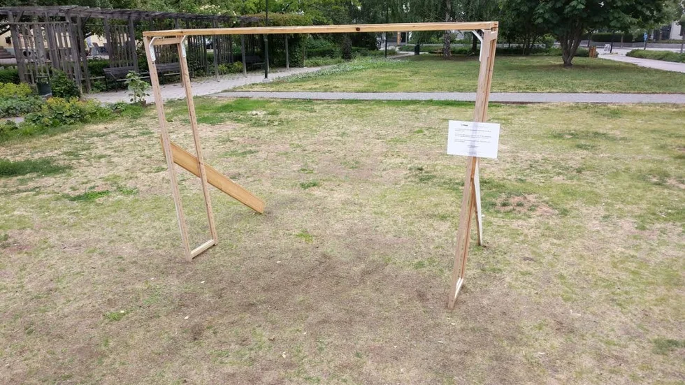 Ett fotbollsmål har på privat intiativ satts upp i Mjölnarparken i Kungsängen. Det ska nu tas bort, enligt kommunen.
