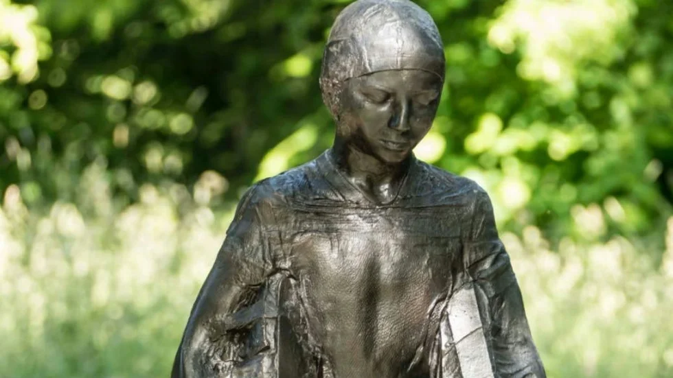 Skulpturen "Child Carrying Wings".