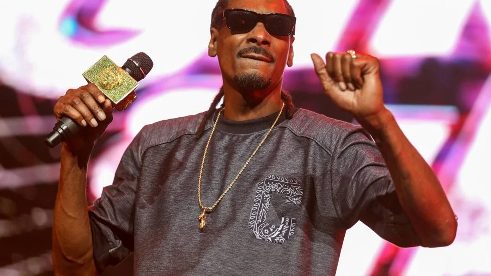 Hiphopartisten Snoop Dogg intar Stadsträdgården på lördag.