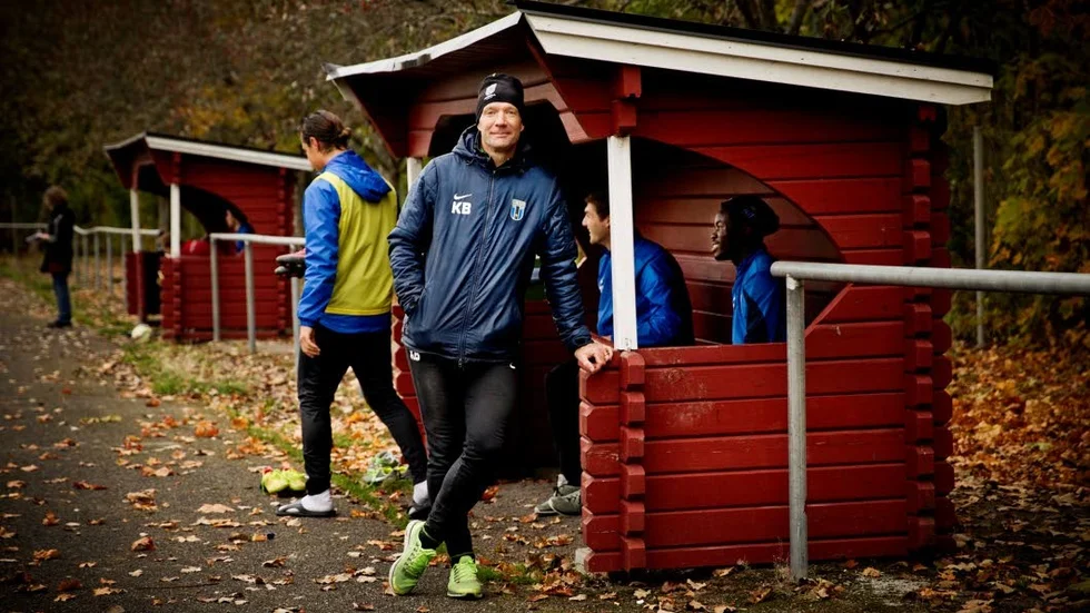 Kim Bergstrand tycker inte att klubbarna ska ta ansvar för spelarna när de har slutat. Spelare byter klubbar och kommer och går hela tiden. 
– Man kan stötta, men de har kontraktsanställningar, inte livstidsanställningar, säger han.