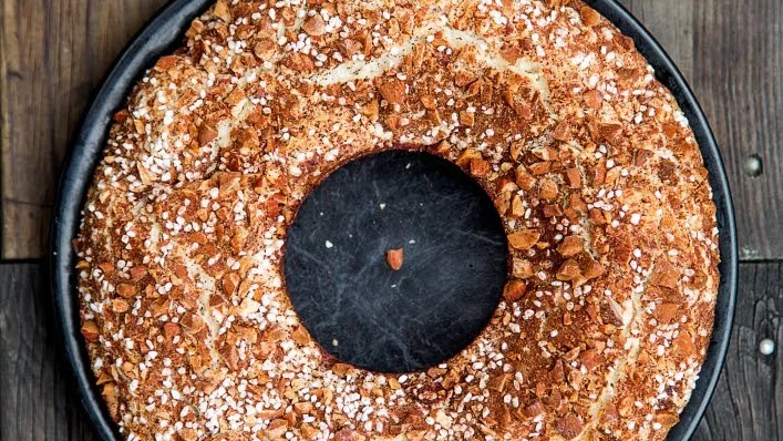 Kardemummakaka. Havredryck kan innehålla gluten, så det är bättre att använda mandeldryck i den veganska kakan.