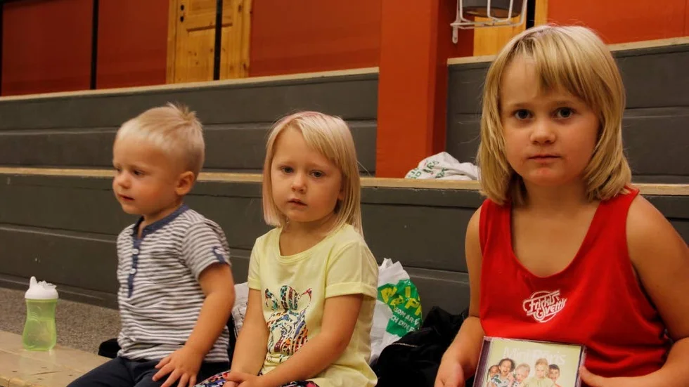 135 barn jympade tillsammans i Frösåkerhallen under fredagen. Tre av dem var, från vänster, Hampus Levenfalk, Isabelle Levenfalk och Tuva Sjöberg Svens.