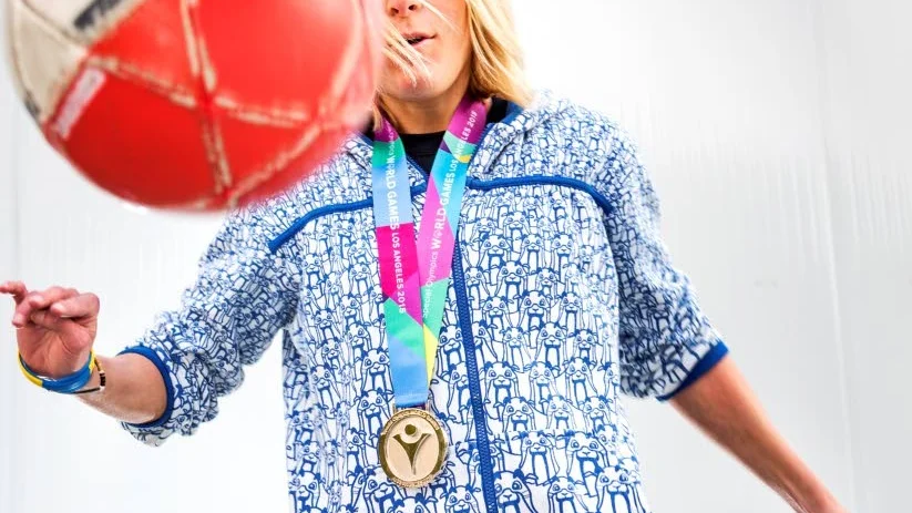 Silvermedaljör. När Lina Moberg kom hem från Los Angeles blev hon firad på jobbet. Jobbarkompisarna följer också varje avsnitt av "Heja Sverige".