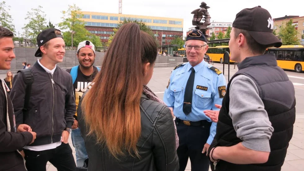 Kommunpolis Ulf Lundgren pratade med bland andra Andreas Holst, John John Forsberg, Dejan Ramadani och Nathalie Sjöstrand.