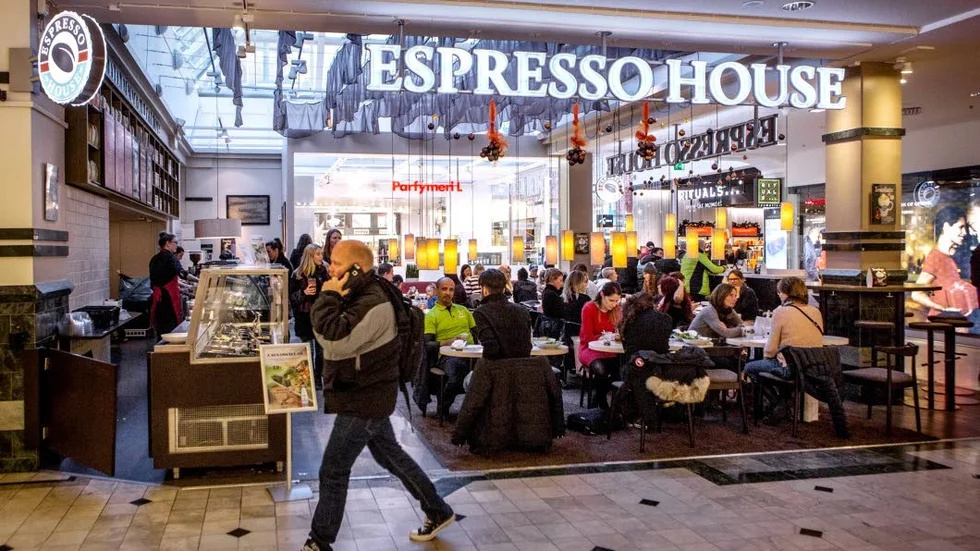 Espresso house har fint spanarläge mitt i myllrande S:t Pergallerian.