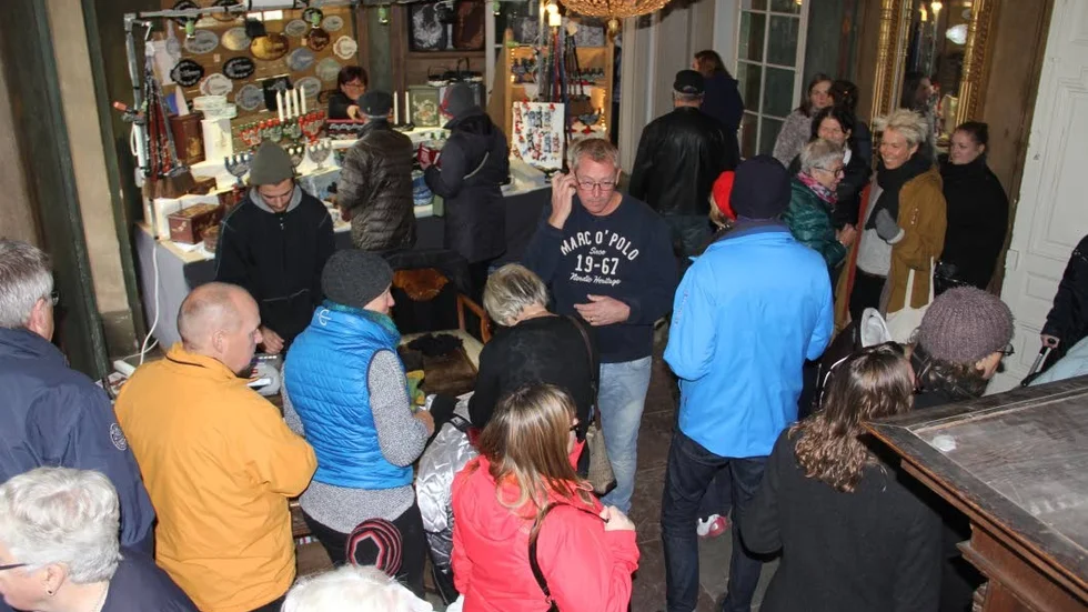 Publiktillströmning. Det var folkligt, festligt och fullsatt på Örbyhus herrgård under julmarknaden. Mitt i vimlet i entrén, i Marco Polotröja,n syns arrangören Stefan Hofsten.