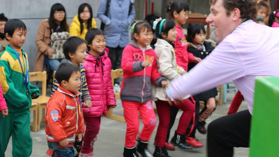Wahaha. En föreställning som spelat i slumområden runt om Shanghai, inleder Busig 2015. Wahaha är ett samarbete mellan Uppsalagruppen Bananteatern och Shanghaibaserade E Theatre. Foto: Ren Haihua