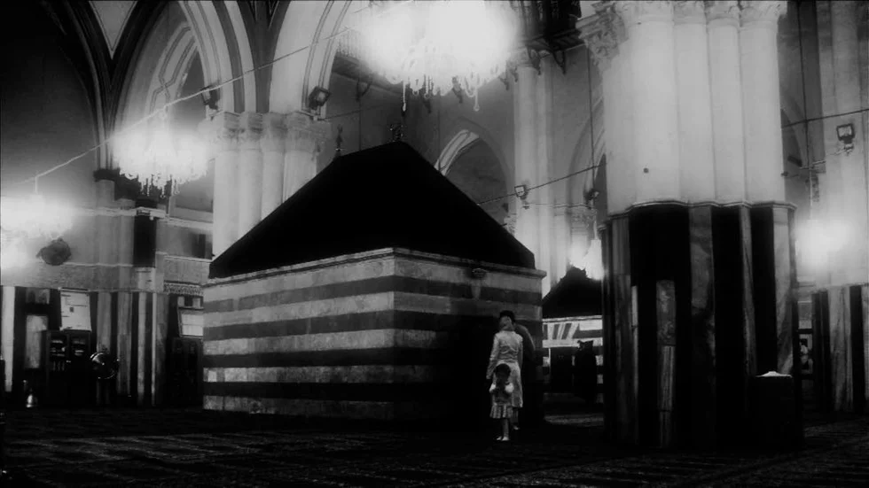 Stillbild. Lina Selander, "Around the Cave of the Double Tombs" (stillbild från film), 2010. Text i samarbete med Fredrik Ehlin and Oscar Mangione
