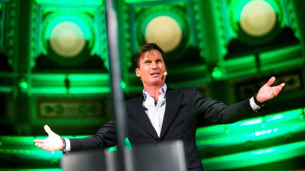 När Petter Stordalen går hem från jobbet är han fulladdad med energi. Han tänker aldrig "äntligen fredag", han tänker "äntligen måndag".