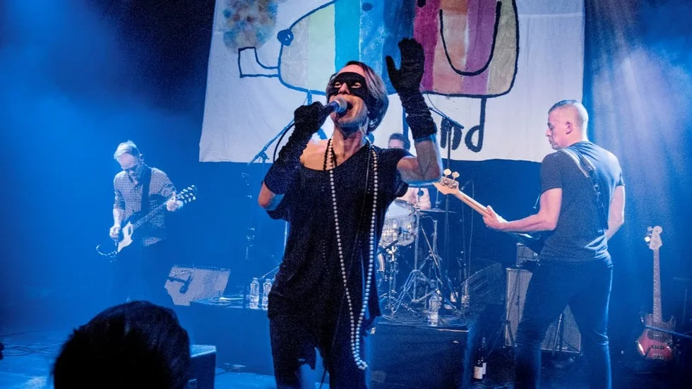 Heldag. Popgruppen bob hund fortsätter att gå sinan egna vägar. I lördags intog de Konserthuset i Uppsala.