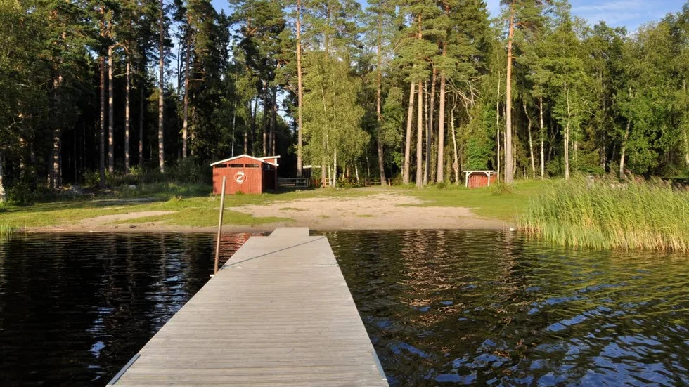 Rastsjöns badplats nära Ramhäll ligger öde sedan prover visat på förhöjda bakteriehalter.