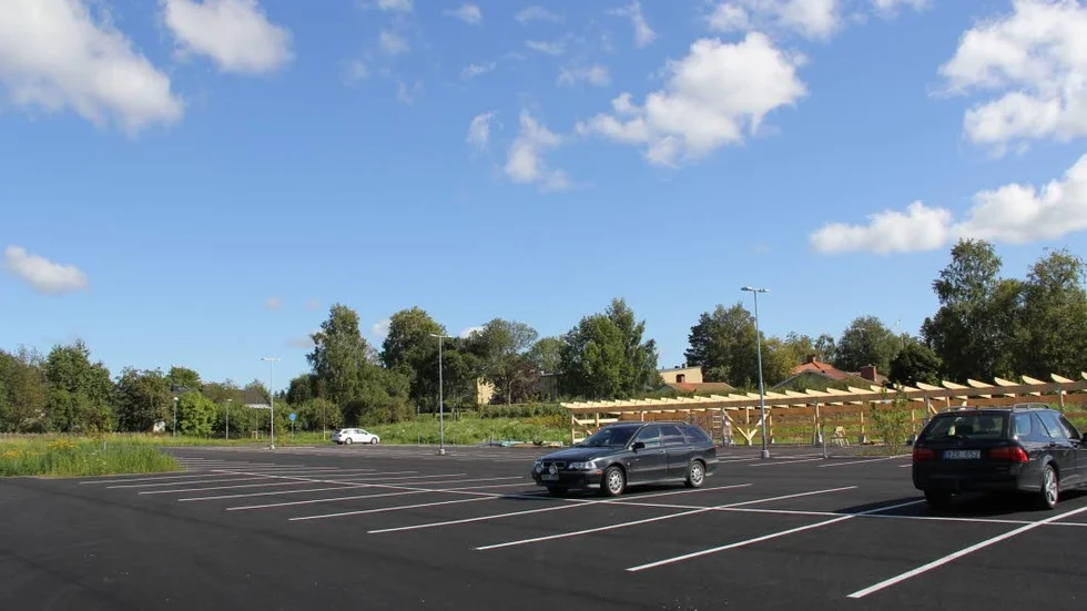 Lätträknat.  På måndagen var det få bilar på Bilstagärdets parkering i Östhammar, några hundra meter från centrum.