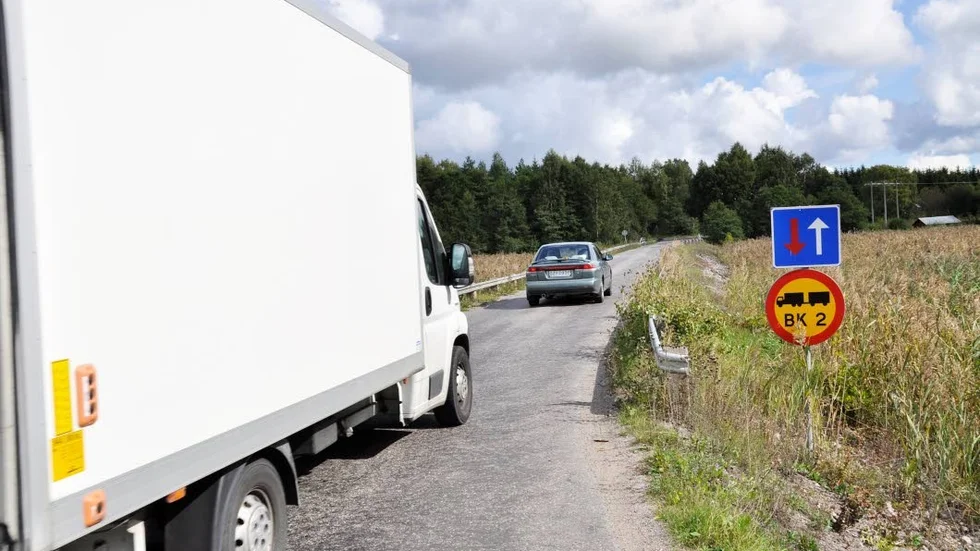 Trångt. Husbackabron, eller Karöbron,  över sundet mot Söderön ska enligt Trafikverkets planer bli tvåfilig och förstärkas för att klara tyngre lastbilstrafik. Den 100 meter långa vägbanken snörper nästan av förbindelsen mellan Granfjärden och Östhammarsfjärden.