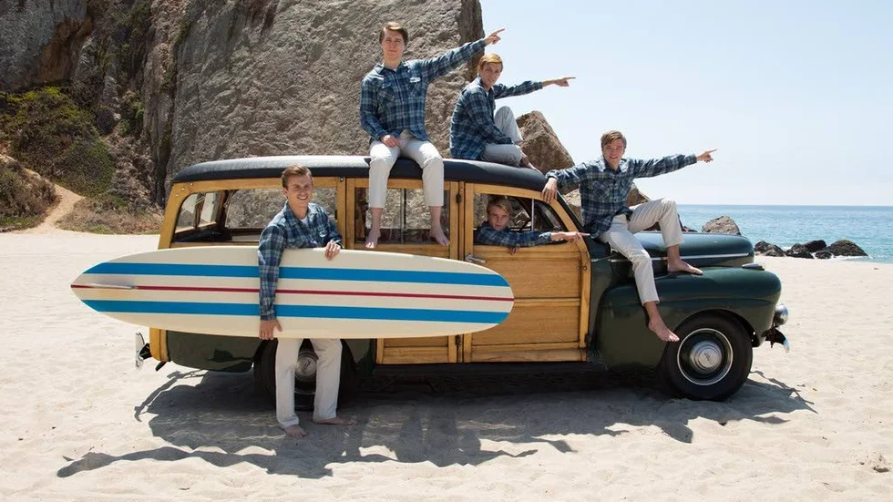 Klassisk pose av Brian Wilsons band Beach Boys i filmen Love & Mercy.